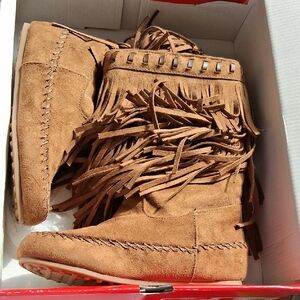 True Craft Tan Fringed Moccasins